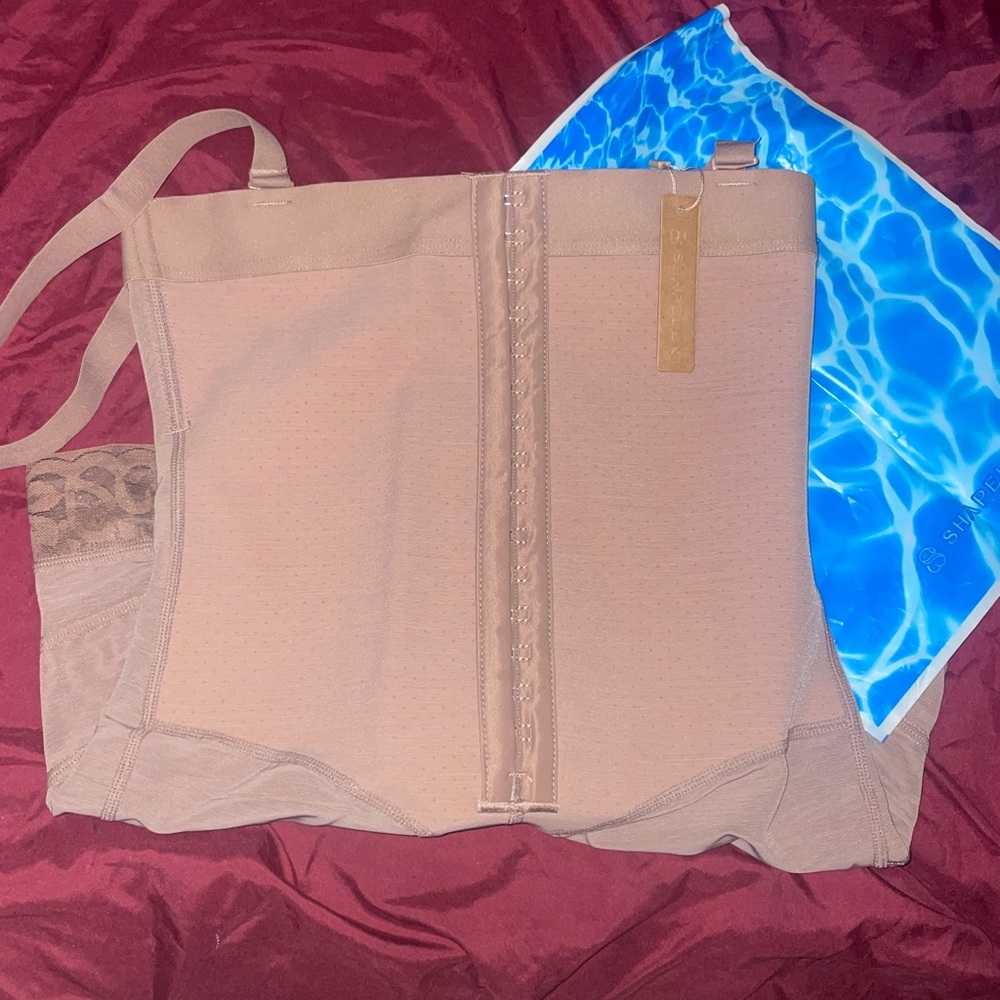 Shapellx shapewear Bare Essential AirSlim® Core
Sculpt Mid Thigh Shaper Short - Picture 5 of 10